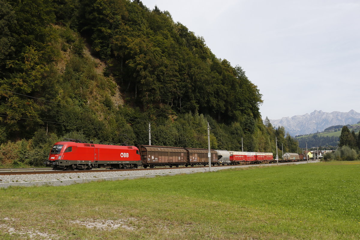 1116 093 mit einem gemischten Gterzug am 11. September 2018 bei Bischofshofen.