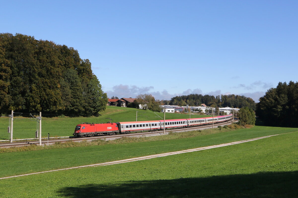 1116 093 war mit einem  EC  am 6. Oktober 2024 bei Axdorf auf dem Weg nach Mnchen.