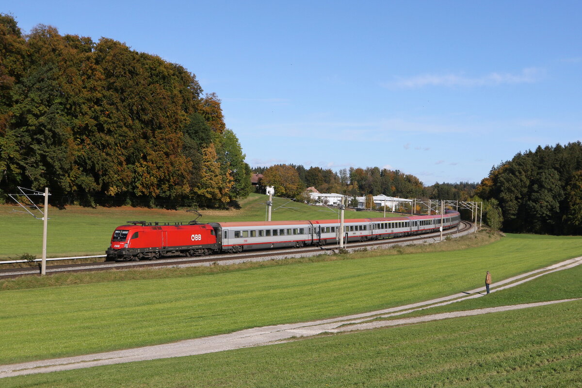 1116 095 mit einem  EC  aus Salzburg kommend am 28. Oktober 2023 bei Axdorf im Chiemgau.