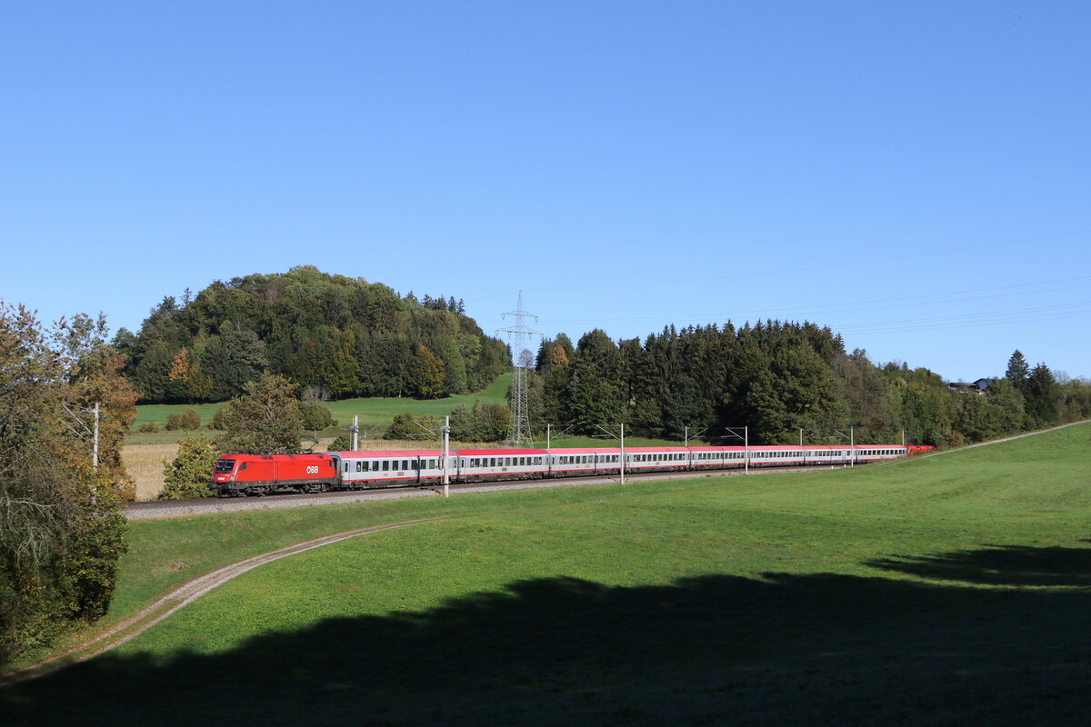 1116 095 war am 9. Oktober 2024 mit einem  EC  bei Axdorf auf dem Weg nach Mnchen.