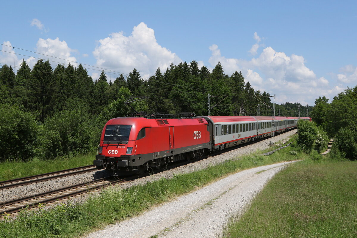 1116 096 war am 11. Juni 2021 schiebend an einem  EC  bei Grabensttt im Chiemgau in Richtung Salzburg unterwegs.