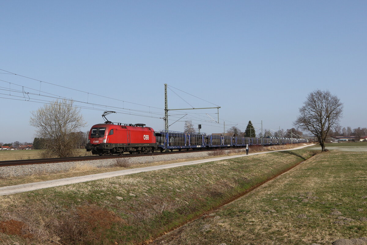 1116 101 mit einem Autozug aus Salzburg kommend am 7. M�rz 2026 bei �bersee am Chiemsee.