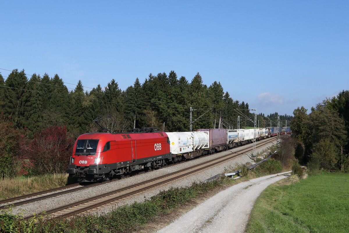 1116 102 mit dem  WALTER-KLV  aus Salzburg kommend am 18. Oktober 2021 bei Grabensttt im Chiemgau.