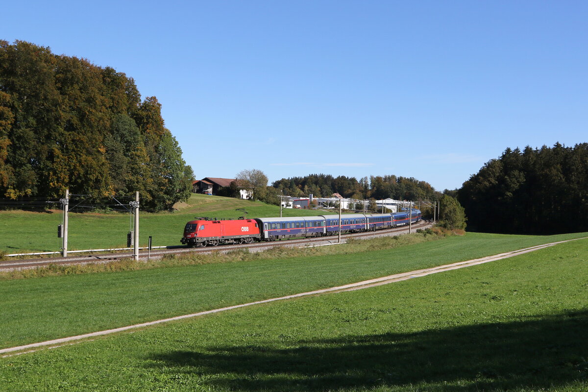 1116 102 mit einem  Nightjet  aus Salzburg kommend am 9. Oktober 2024 bei Axdorf.