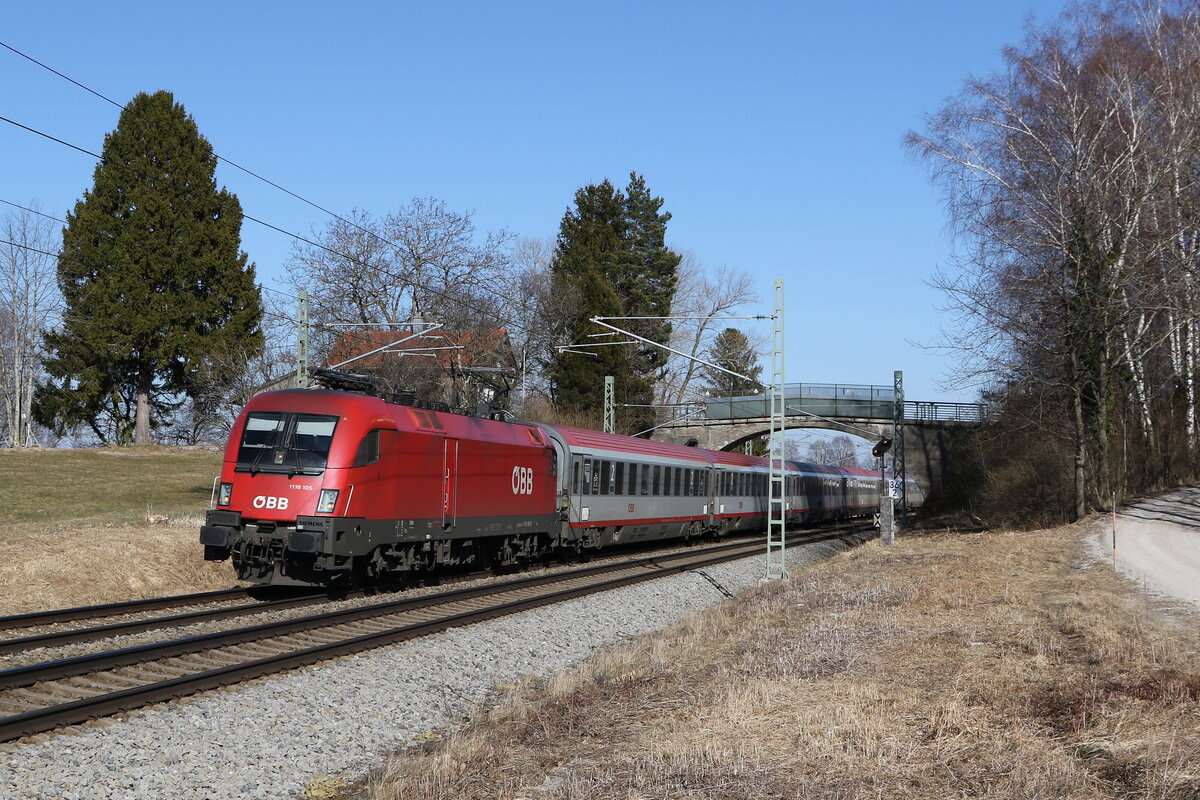 1116 105 war am 8. Mrz 2022 mit dem  EC 112  bei bersee auf dem Weg nach Mnchen.