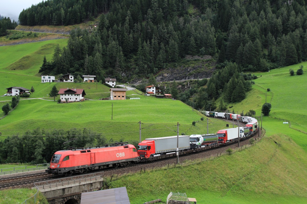 1116 110-6 mit einer  ROLA  am 5. August 2014 bei St. Jodok.