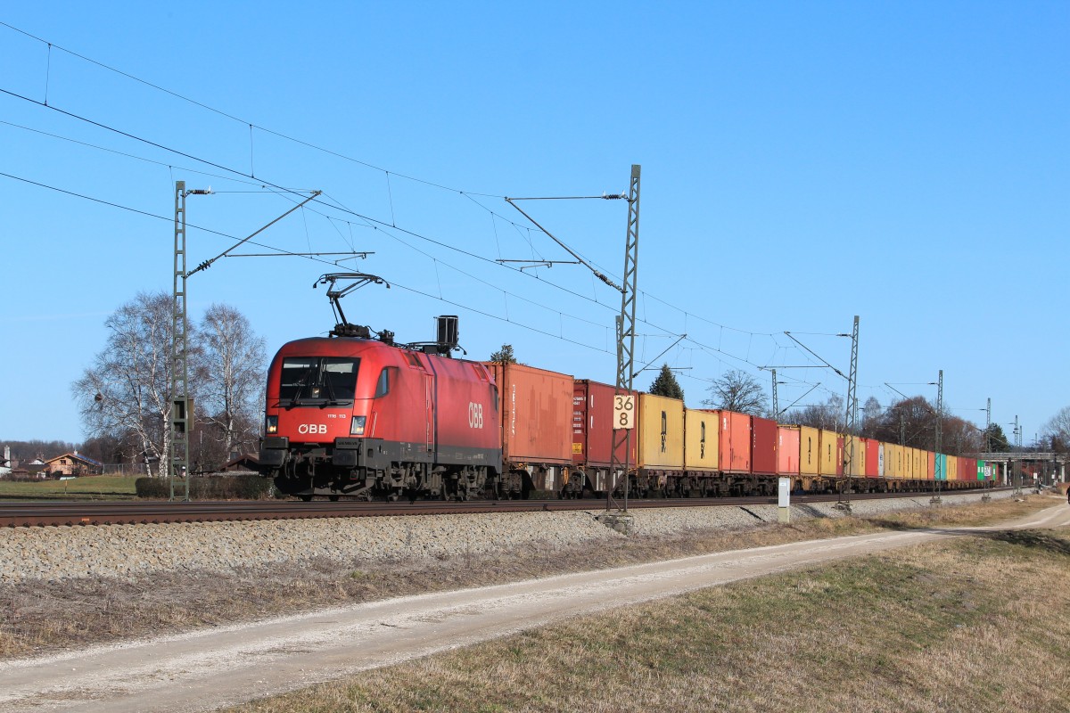 1116 113-1 kam am 6. Februar 2014 mit einem Containerzug aus Salzburg. Aufgenommen bei bersee am Chiemsee.