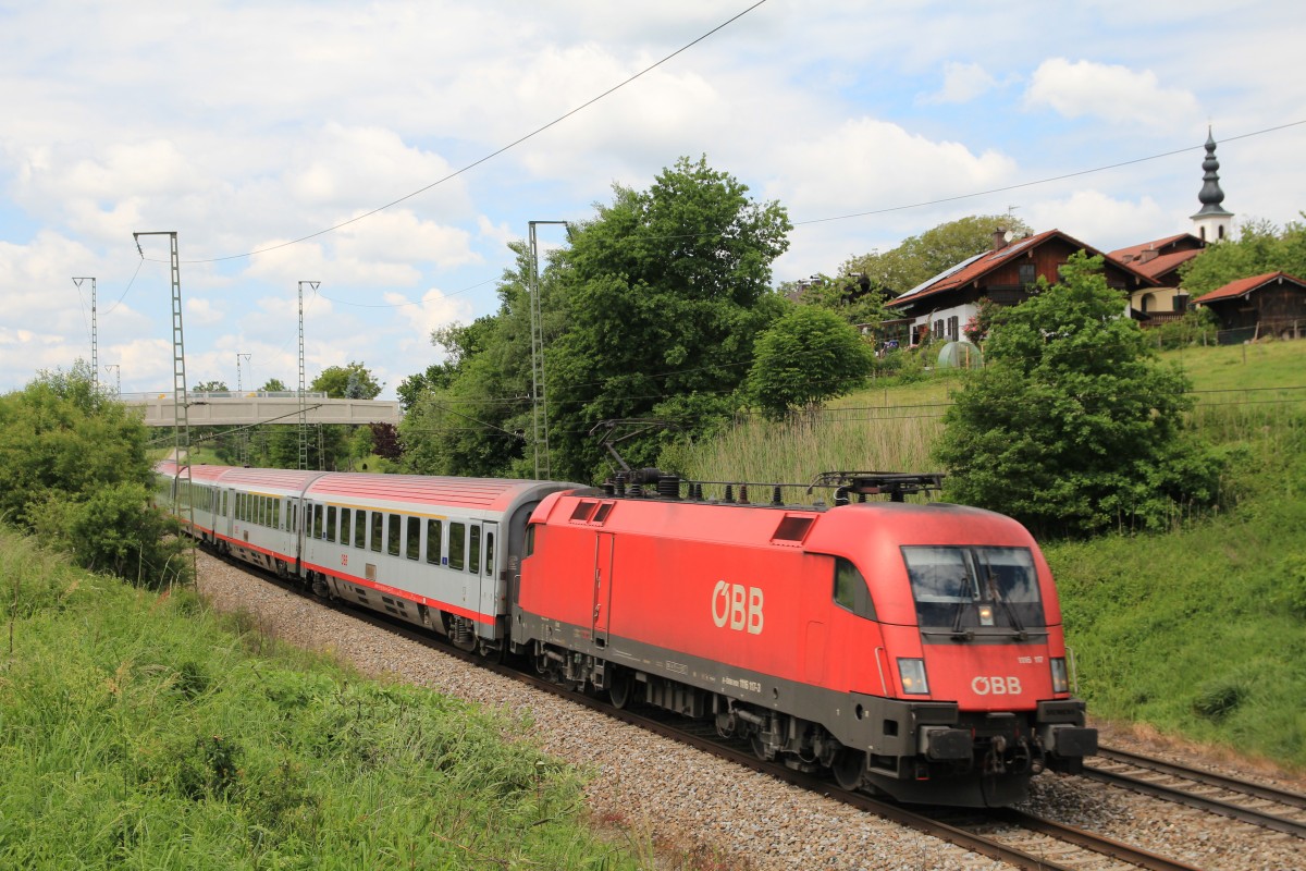 1116 117-3 auf dem Weg nach Salzburg am 31. Mai 2015 bei Teisendorf.