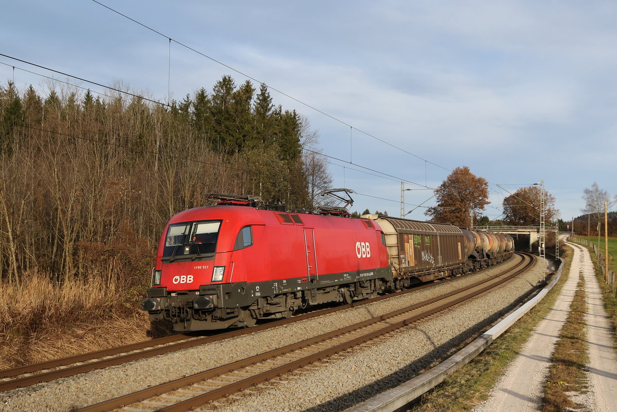 1116 121 mit einem Mischer aus Salzburg kommend am 24. November 2019 bei Grabensttt im Chiemgau.