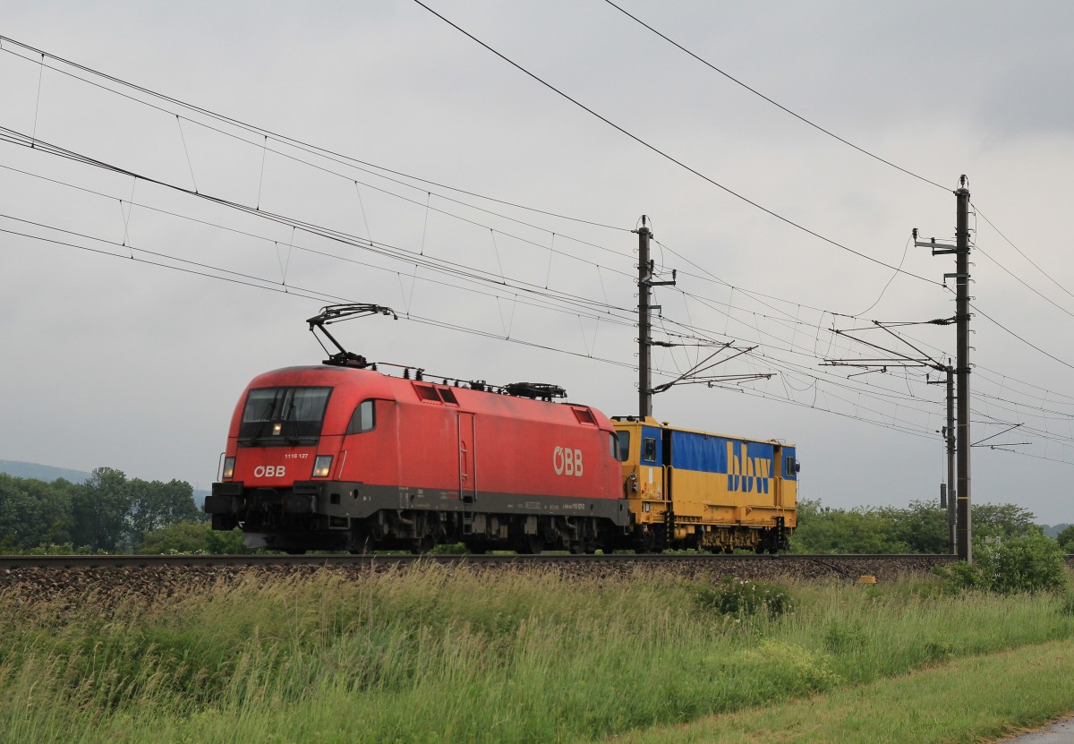 1116 127-2 mit einem Dienstfahrzeug am 29. Mai 2014 bei Grosierning.