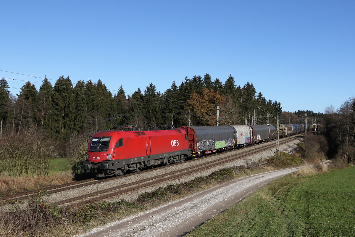 1116 129 mit einem gemischten Gterzug am 18. November 2020 bei Grabensttt im Chiemgau.