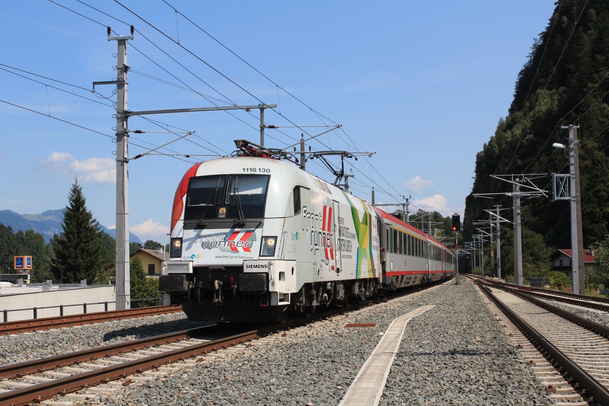 1116 130 der  Front-Runner  ist am 15. August 2013 unterwegs nach Innsbruck. Aufgenommen kurz vor dem Bahnhof von Brixlegg.