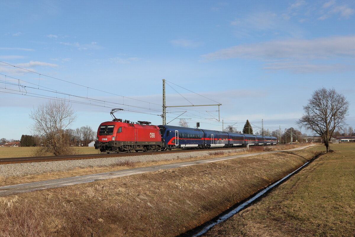 1116 130 mit einer  Night-Jet-Garnitur  aus Salzburg kommend am 24. Januar 2025 bei bersee am Chiemsee.