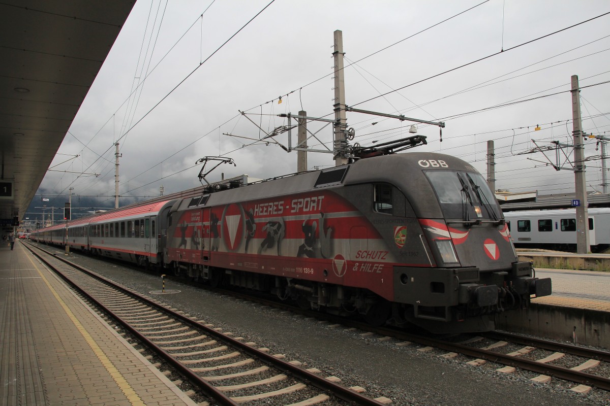 1116 138 beim Halt am 5. August 2014 im Bahnhof von Innsbruck/Tirol.