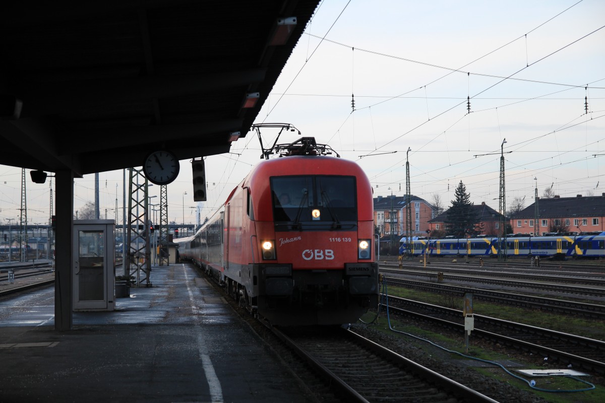 1116 139-0  Johann  bei der Einfahrt in den Bahnhof von Freilassing am 30. November 2013.