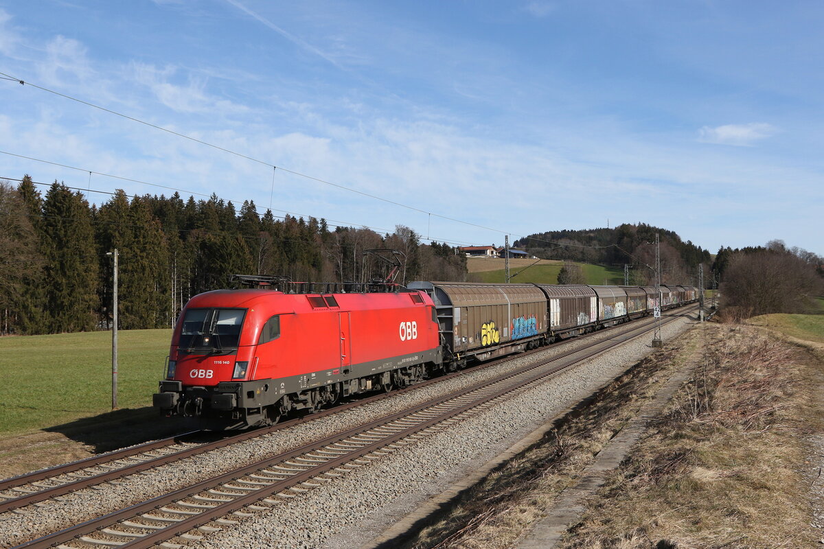 1116 140 aus Salzburg kommend am 22. Februar 2023 bei Htt im Chiemgau.