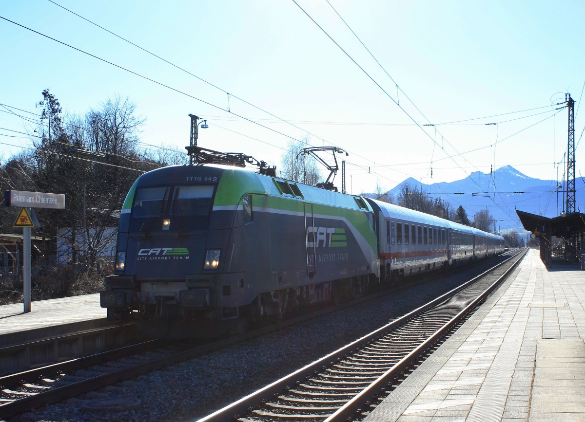 1116 142  CAT  war am 13. Februar 2014 am IC Königssee im Einsatz. Hier beim Halt im Bahnhof von Prien am Chiemsee.