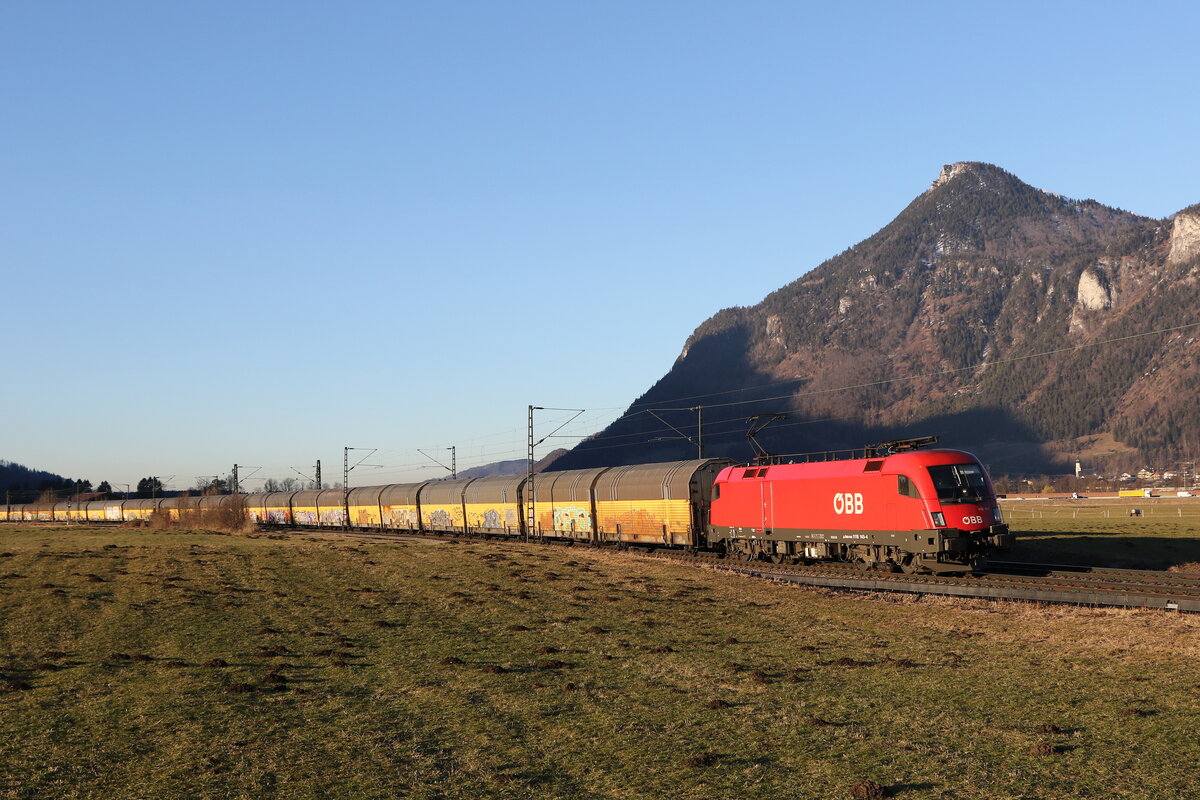 1116 145 mit einem Autozug aus Mnchen kommend am 9. Februar 2022 bei Niederaudorf im Inntal.