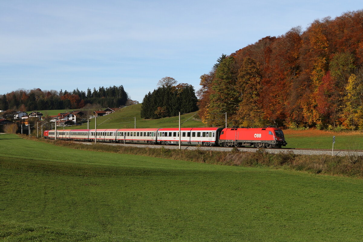 1116 148 mit einem  EC  aus Mnchen kommend am 31. Oktober 2025 bei Axdorf im Chiemgau.