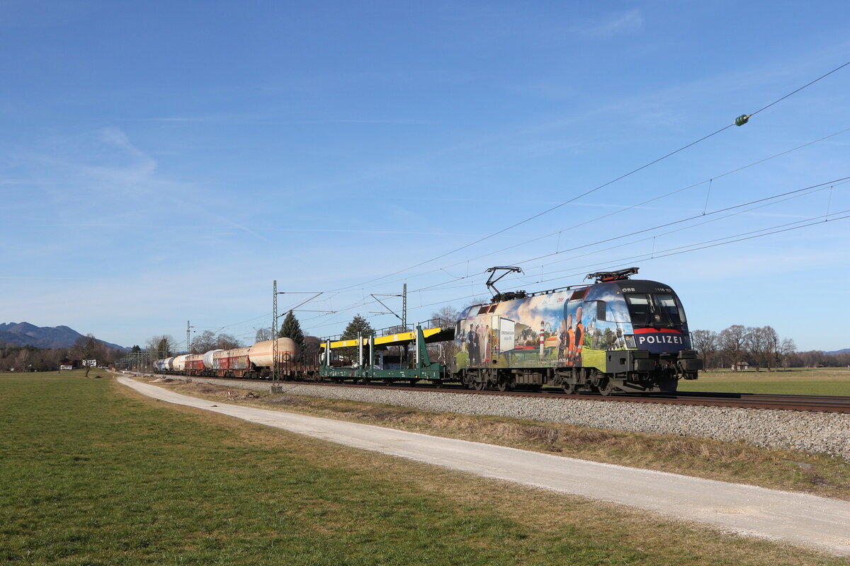 1116 157  Gemeinsam Sicher  mit einem gemischten Gterzug aus Kufstein kommend am 21. Februar 2023 bei bersee am Chiemsee.