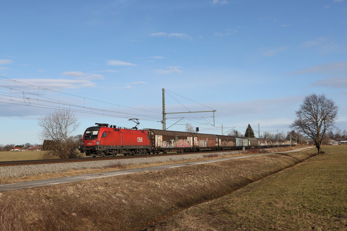 1116 157 war am 24. Januar 2025 mit dem  Papierzug  bei bersee am Chiemsee in Richtung Mnchen unterwegs.