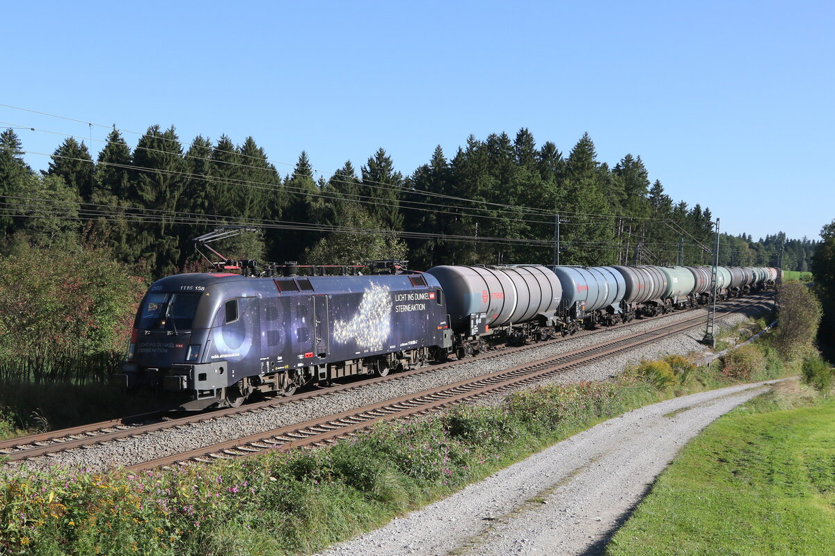 1116 158  Licht ins Dunkel  mit einem Kesselwagenzug aus Salzburg kommend am 25. September 2021 bei Grabensttt im Chiemgau.