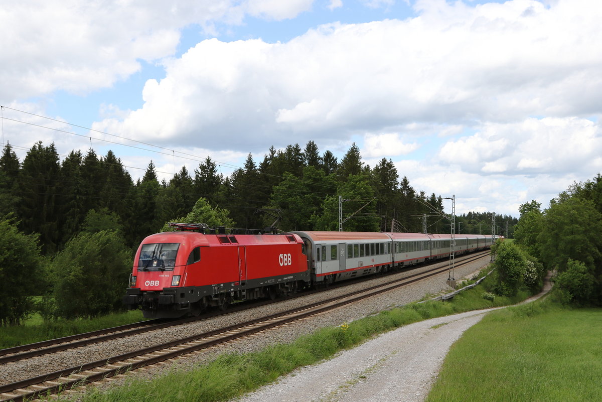 1116 160 mit einem  EC  aus Salzburg kommend am 24. Mai 2020 bei Grabensttt.