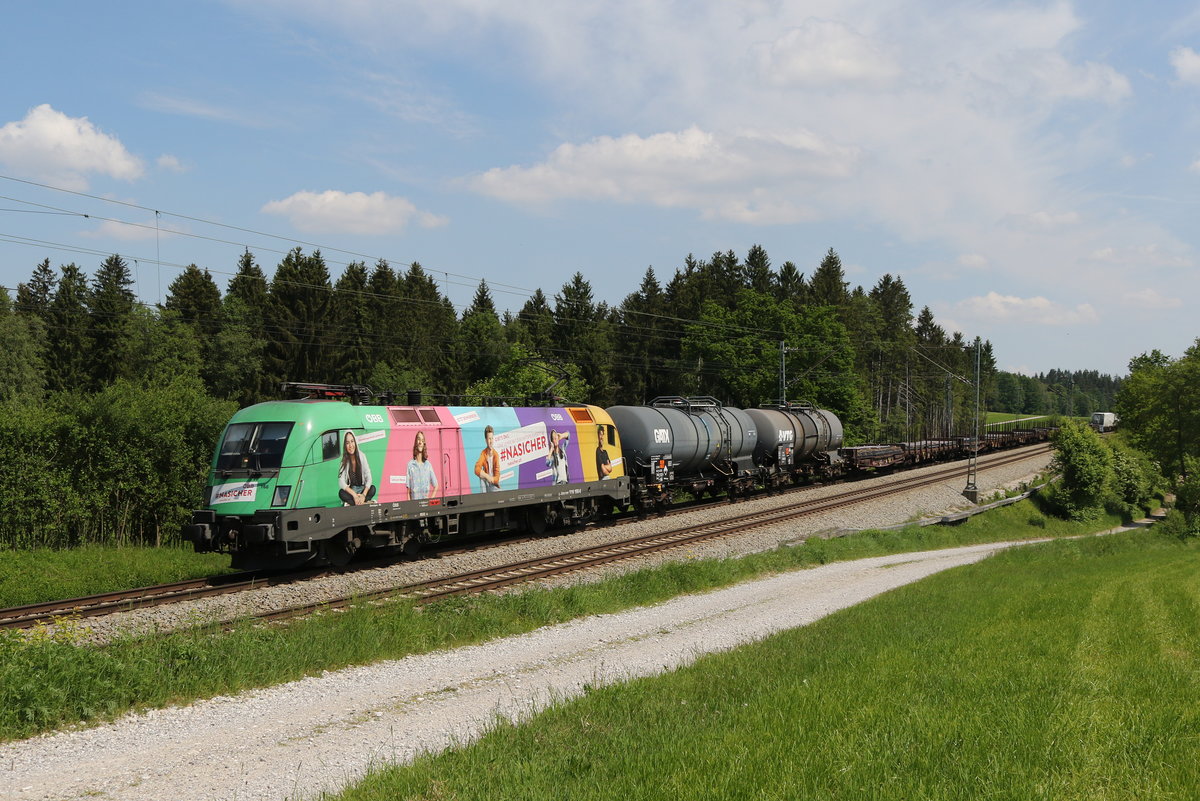 1116 168  Na sicher  mit einem gemischten Gterzug aus Salzburg kommend am 19. Mai 2020 bei Grabensttt im Chiemgau.