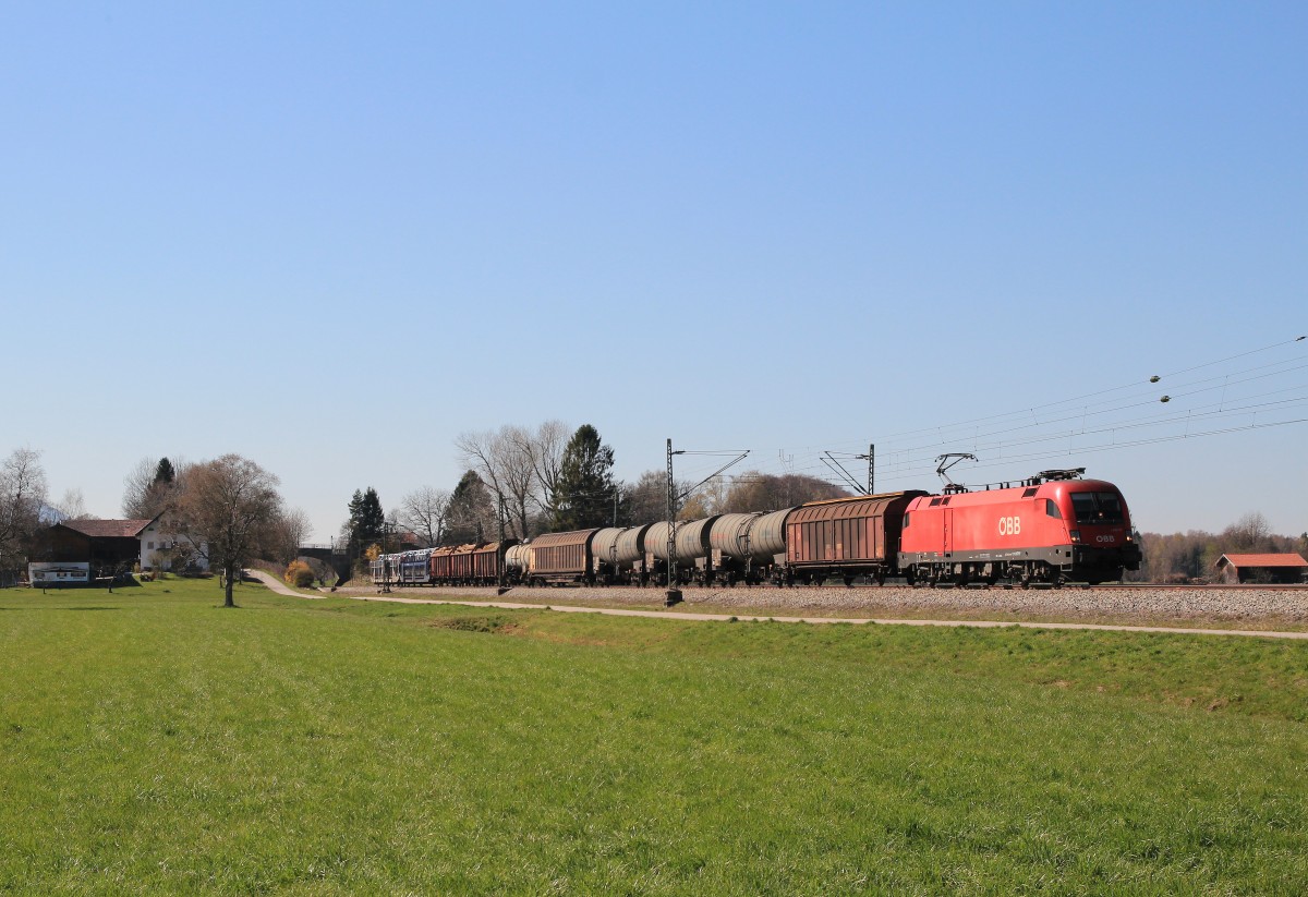 1116 177-5 war am 29. Mrz2014 mit einem gemischten Gterzug bei bersee in Richtung Salzburg unterwegs.