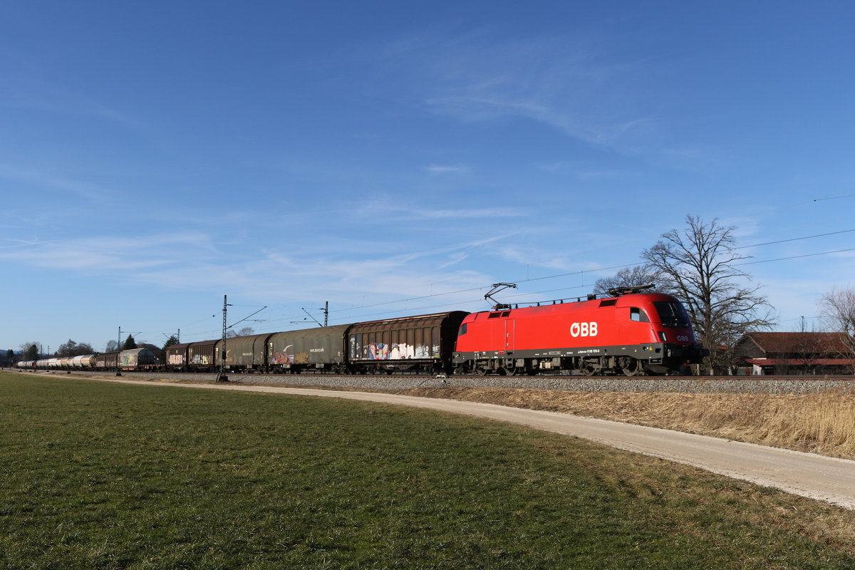 1116 179 war am 17. Januar 2020 mit einem gemischten Gterzug bei bersee in Richtung Salzburg unterwegs.