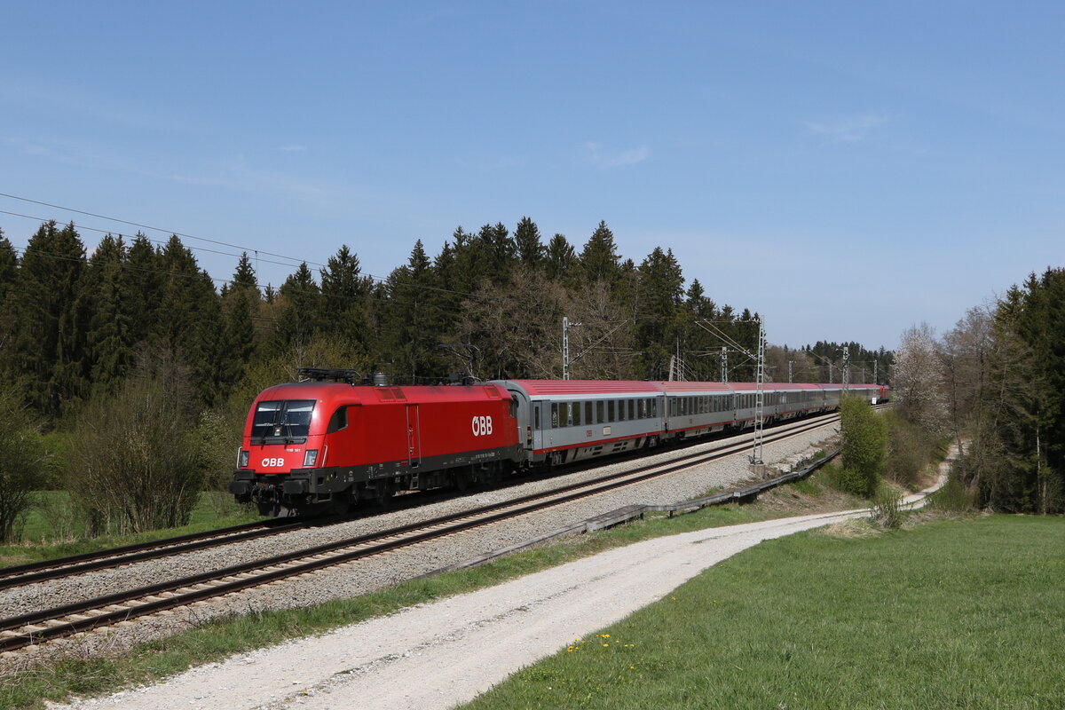 1116 181 mit einem  EC  aus Salzburg kommend am 28. April 2021 bei Grabensttt im Chiemgau.