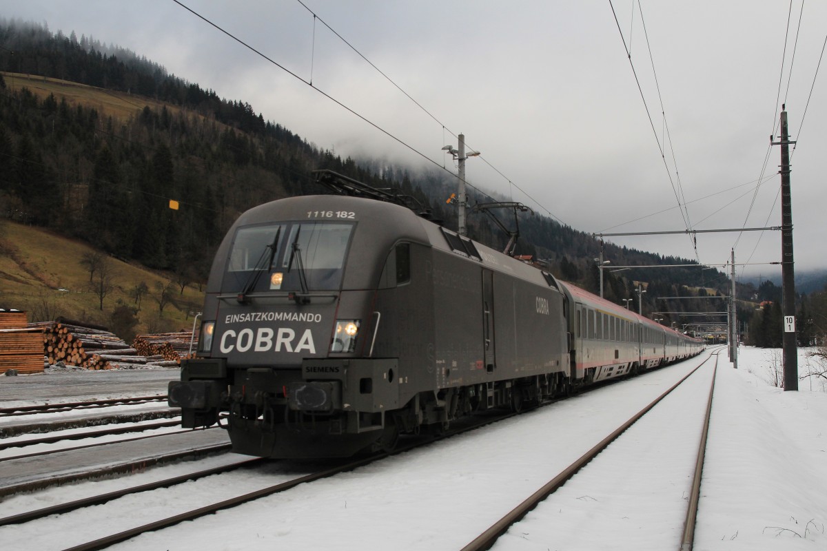 1116 182-7 am 6. Januar 2014 im Bahnhof von Hüttau.