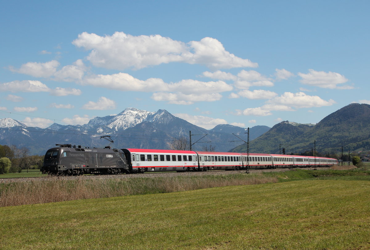 1116 182-7 der  COBRA -Taurus aus Salzburg kommend am 29. April 2016 bei Weisham.