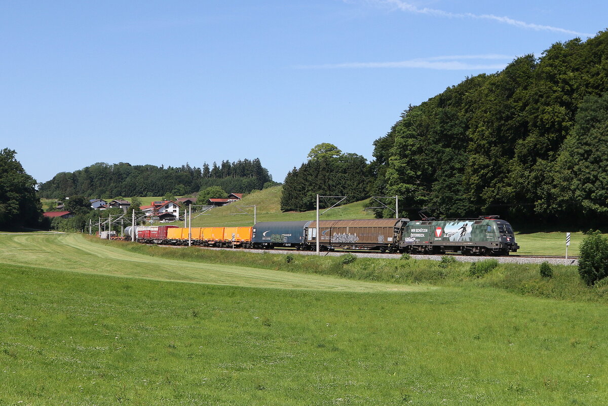 1116 182  Bundesheer  war mit einem gemischten Gterzug auf dem Weg nach Salzburg. Aufgenommen am 25. Juni 2025 bei Axdorf im Chiemgau.
