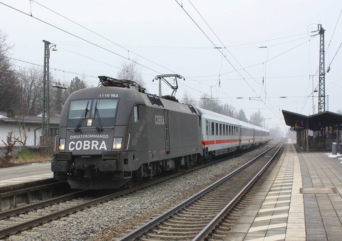 1116 182, der  COBRA-Stier  befand sich am 3. Februar 2014 am IC 2082  Königssee . Aufgenommen bei seinem Halt im Bahnhof von Prien am Chiemsee.