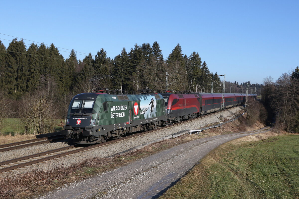 1116 182  Unser Heer  war am 19. Januar 2022 als Hilfslok an einem  Railjet  im Einsatz. Bei Grabensttt im Chiemgau schob sie den  Railjet  in Richtung Salzburg.