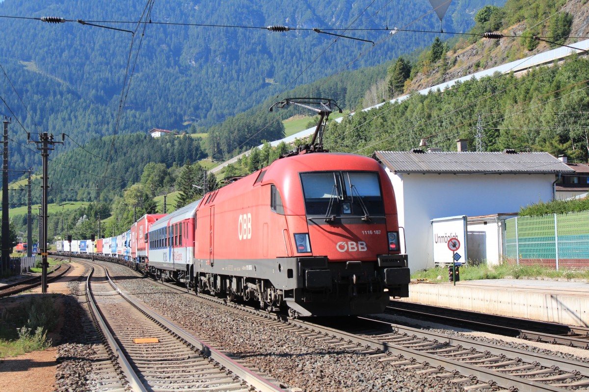 1116 187-4 war am 16. August 2013 bei Mattrei schiebend in Richtung Brenner unterwegs.