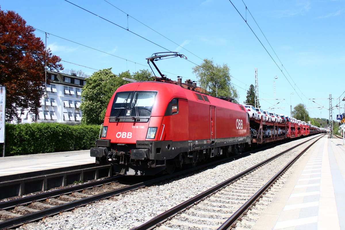 1116 190-0 fhrt am 1. Mai 2012 mit einem Autozug in den Bahnhof von Prien am Chiemsee ein.