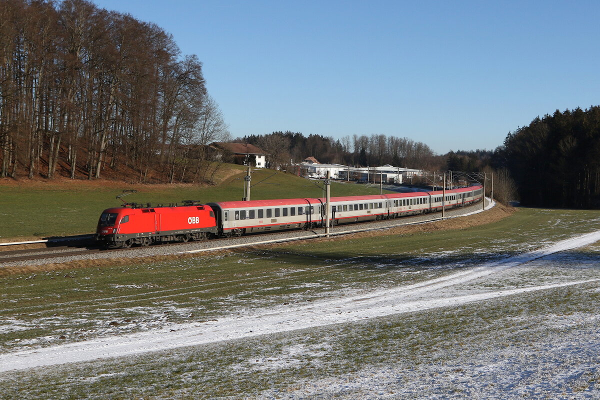 1116 191 war mit einem  EC  aus Salzburg kommend am 19. Januar 2025 bei Axdorf in Richtung Mnchen unterwegs.