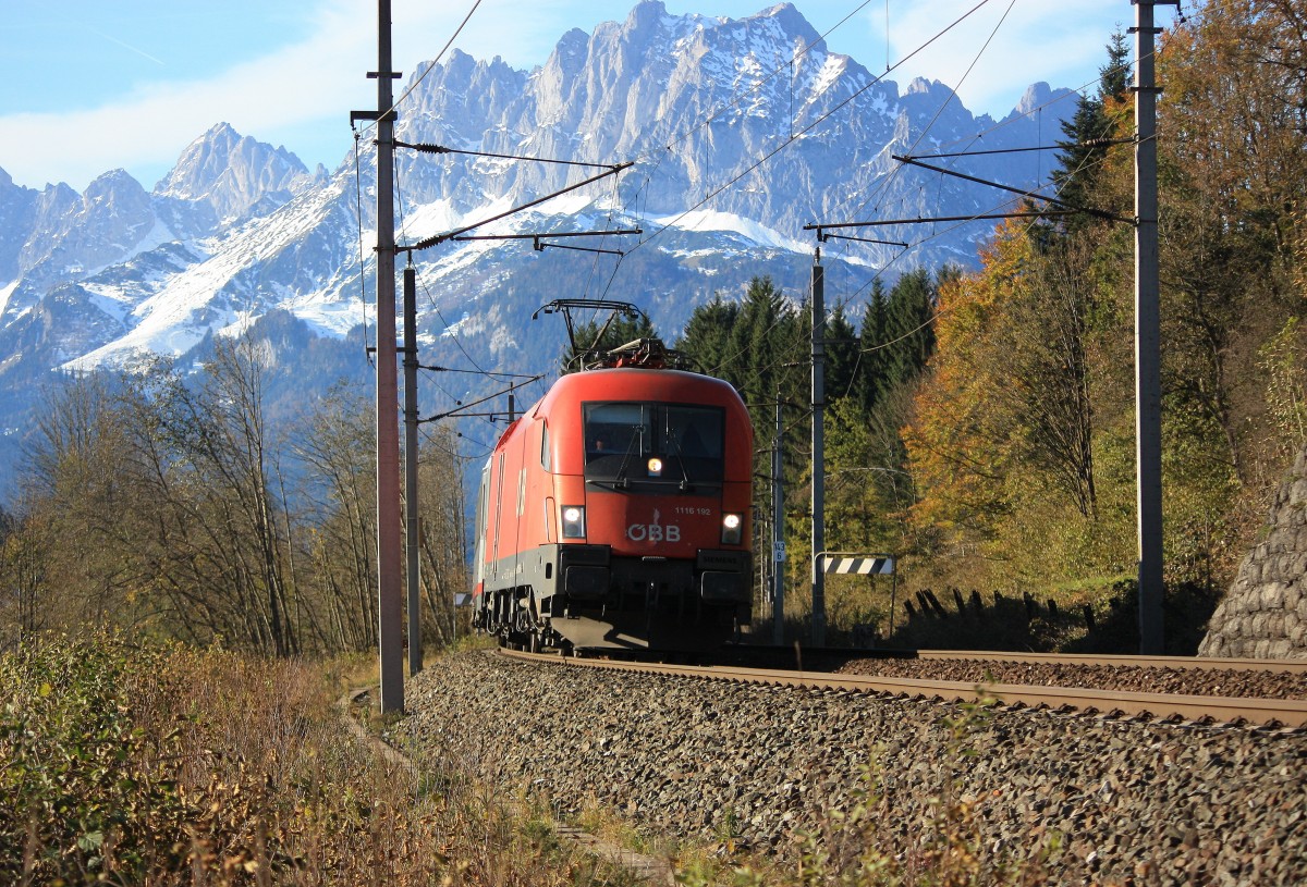 1116 192-6 am 1. November 2014 vor dem Hintergrund des  Wilden Kaiser  bei St. Johann.