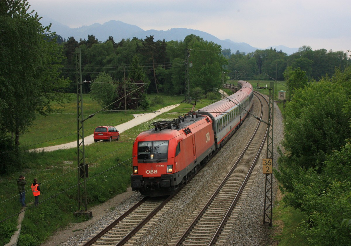 1116 192-6 war an diesem Tag ein begehrtes Objekt der Fotografen. Aufgenommen am 25. Mai 2013 bei bersee am Chiemsee.