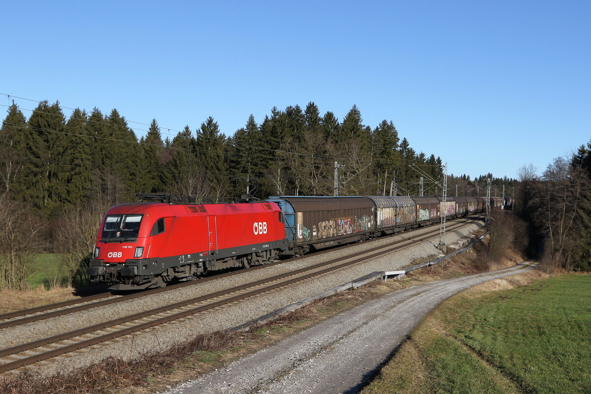 1116 192 mit Schiebewandwagen am 31. Dezember 2021 bei Grabensttt im Chiemgau.