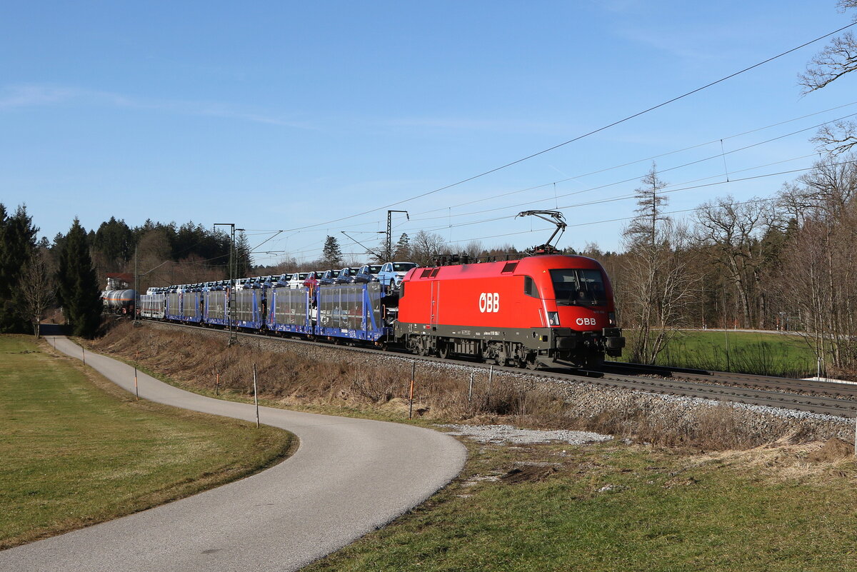 1116 196 mit einem gemischten Gterzug aus Mnchen kommend am 30. Dezember 2023 bei Hufschlag im Chiemgau.