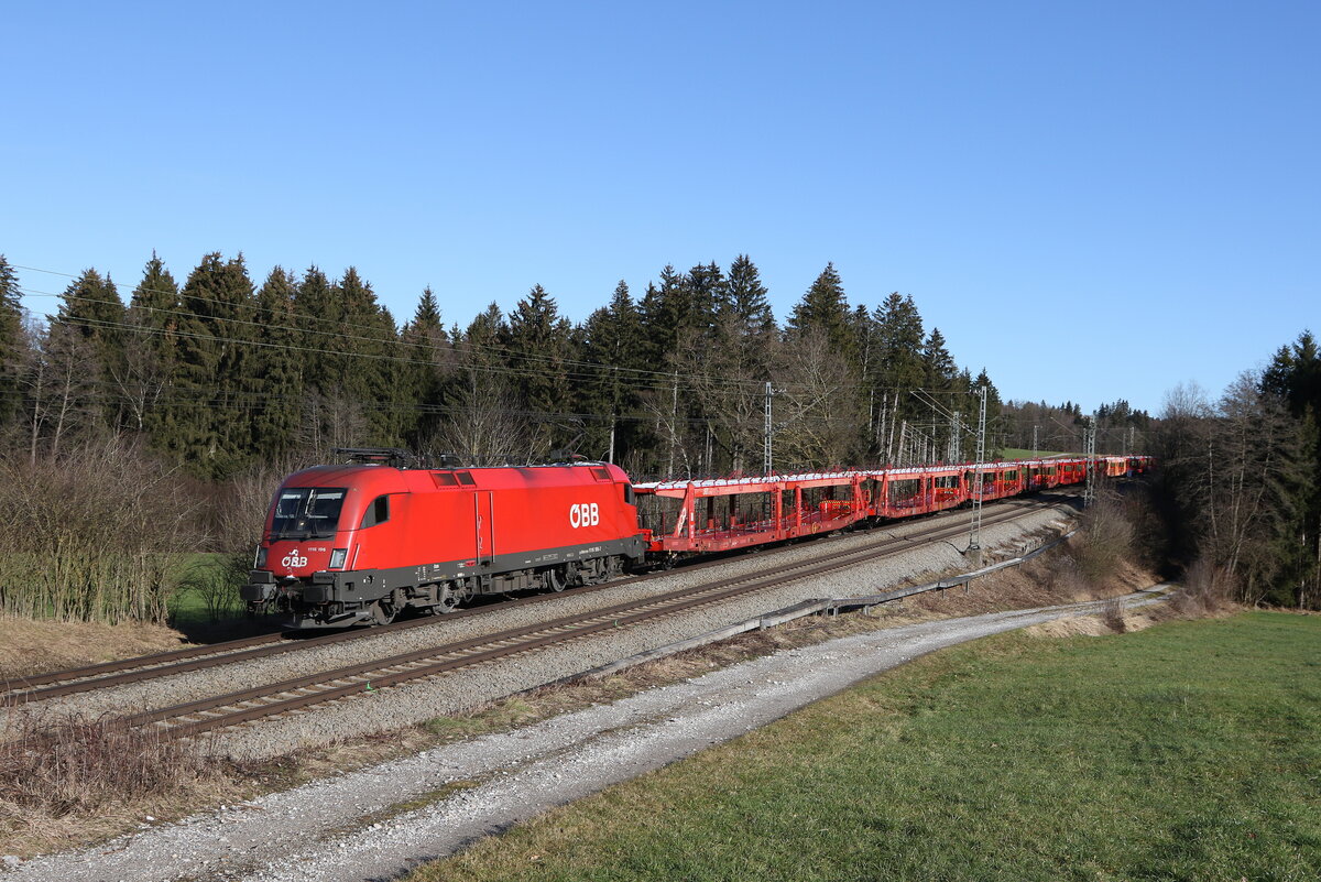 1116 196 war am 16. Januar 2023 mit einem leeren Autozug bei Sossau in Richtung Mnchen unterwegs.