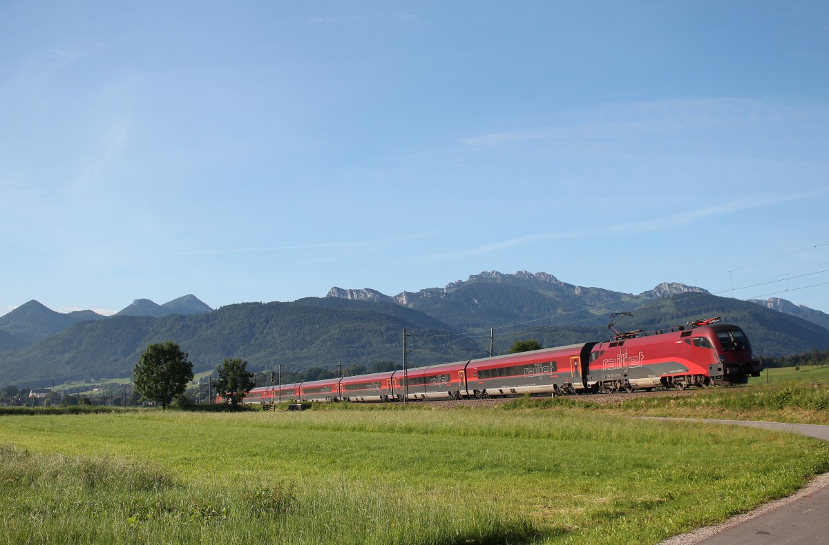 1116 201-5 am Morgen des 25. Juni 2015 aus Salzburg kommend bei Weisham. Im Hintergrund ist der Chiemgauer Hausberg, die Kampenwand zu sehen.