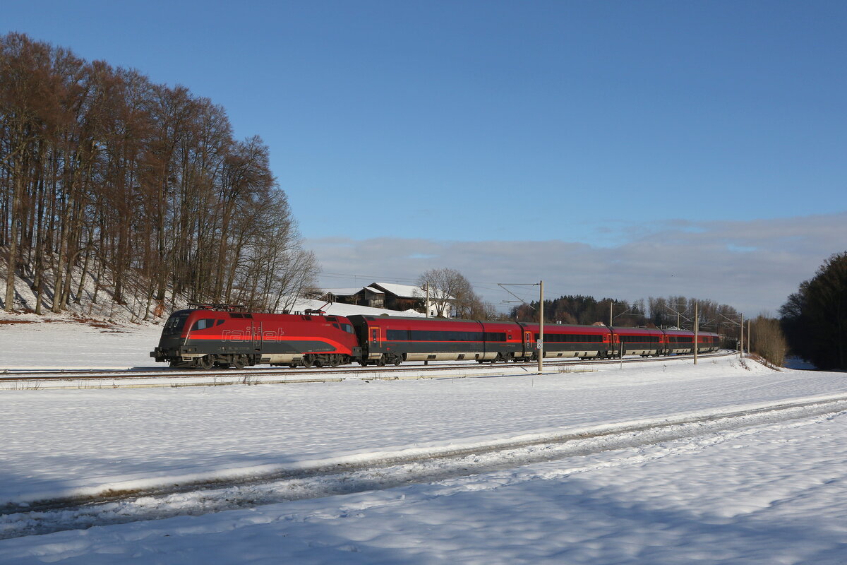 1116 202 aus Salzburg kommend am 9. Dezember 2023 bei Axdorf im Chiemgau.