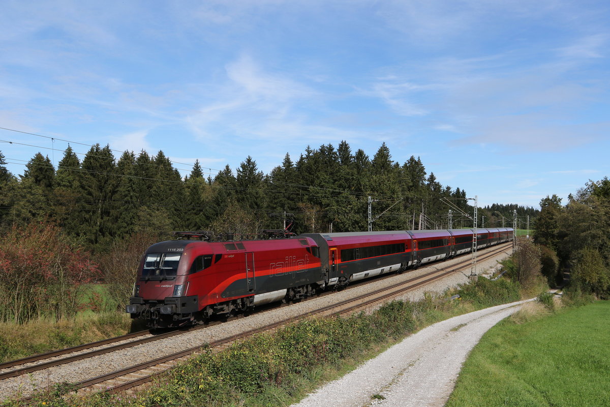 1116 203 aus Salzburg kommend am 9. Oktober 2020 bei Grabensttt im Chiemgau.