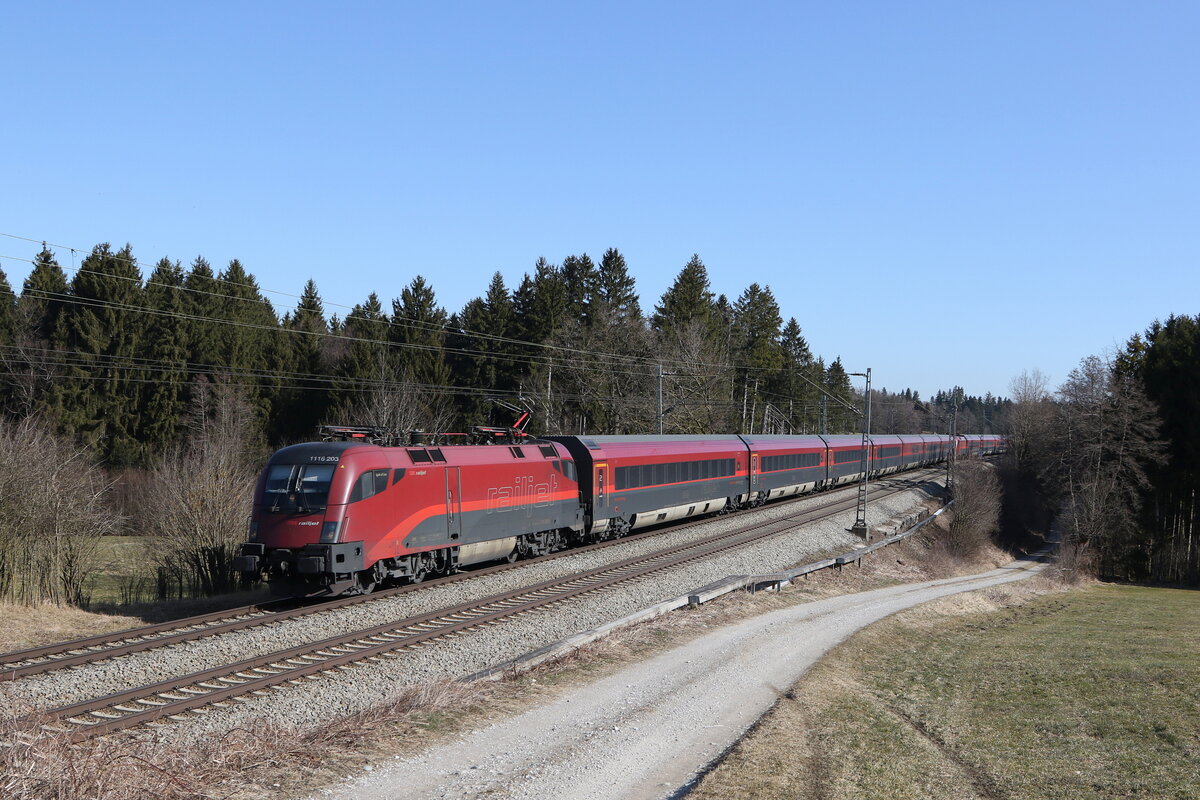 1116 203 aus Salzburg kommend am 3. Mrz 2022 bei Grabensttt im Chiemgau.