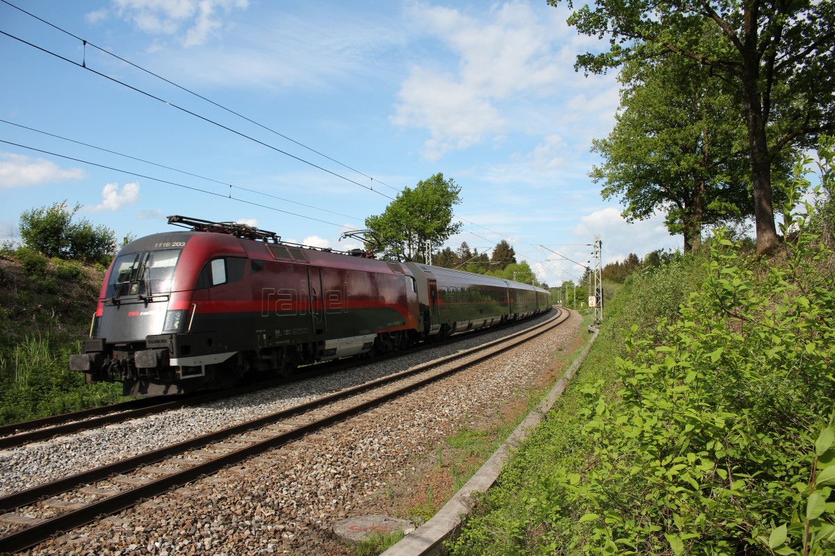 1116 203 mit einem  Railjet  am 10. Mai 2015 aus Salzburg kommend bei Sossau.