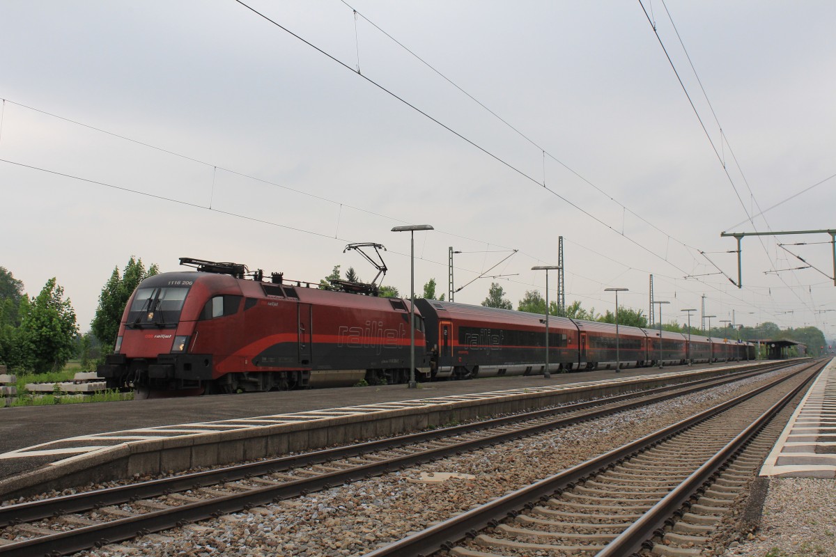 1116 206-2 musste am 17. Mai 2013 wegen einer Streckensperrung auf dem Ausweichgleis im Bahnhof von bersee eine Zwangspause einlegen.